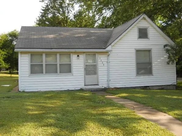 1233 E Walnut St, Nevada, MO 64772