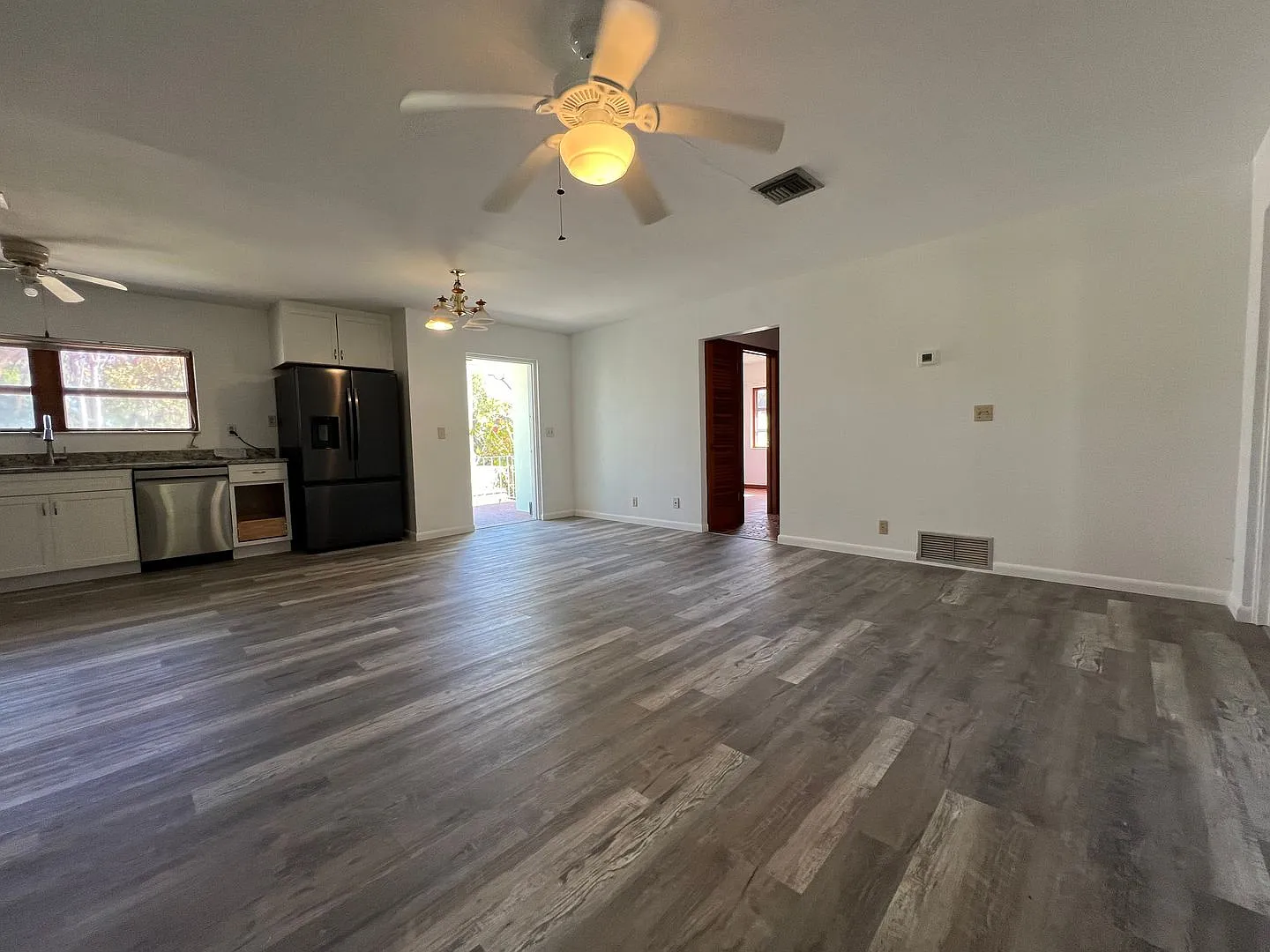 $1,425 ** Annual Lease (Includes Water/Electric/Lawn) * 1 Bedroom / 1 Bath * Duplex * Historic, D... — Photo 4