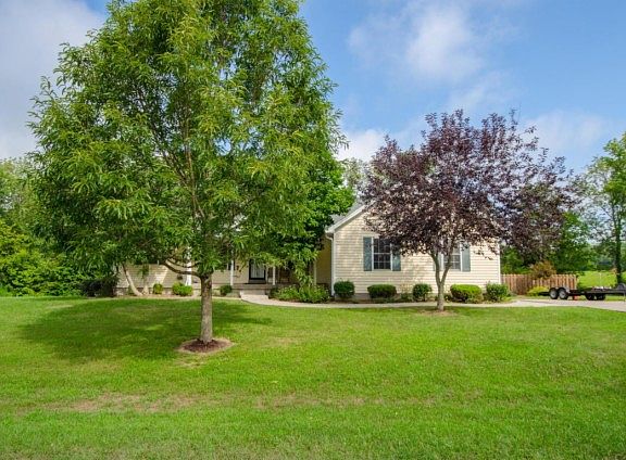 3rd image of 795 Hickory Woods Dr