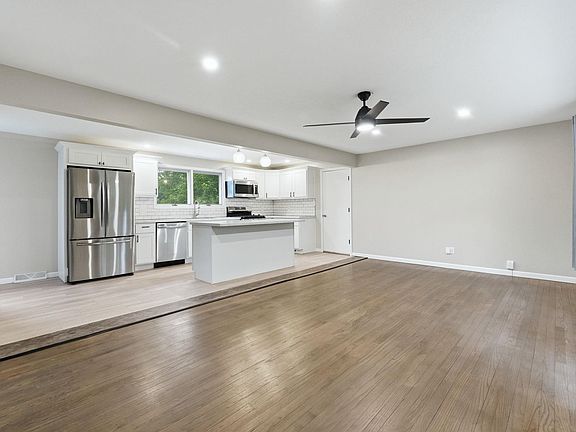 5th image of 904 W 9th St