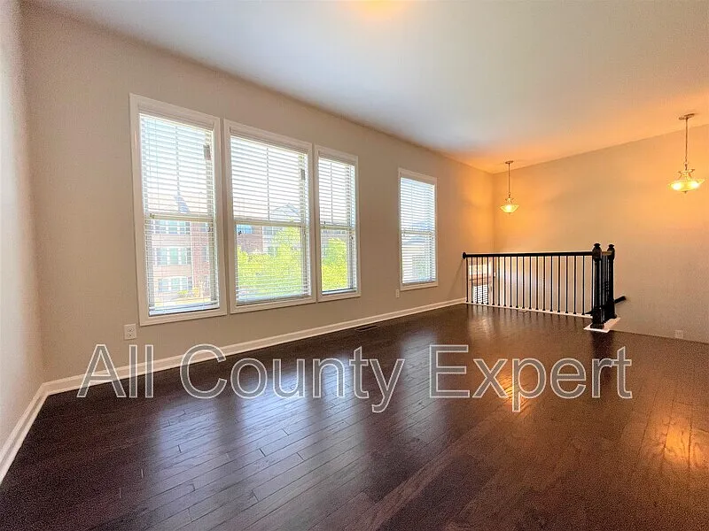 3 bed, 3.5 bath, 1917 sqft, $2,850 — Photo 4