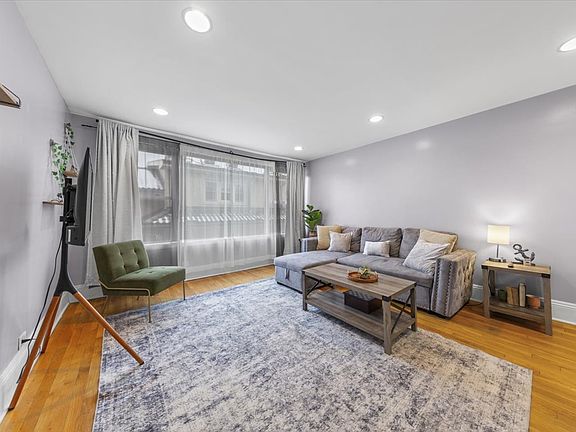 3rd image of 7423 N Sheridan Rd APT 3W