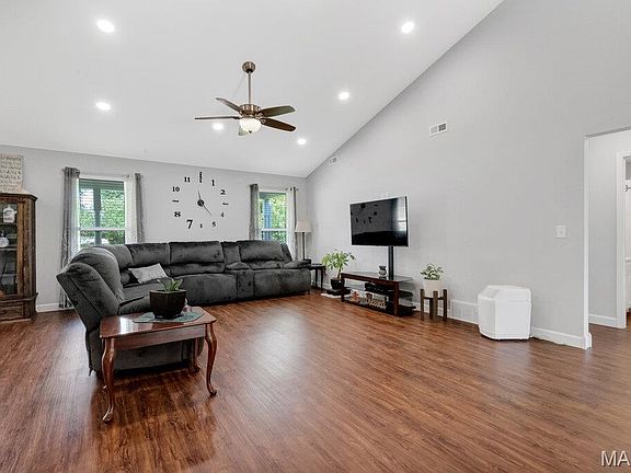 3rd image of 207 E Foreman St