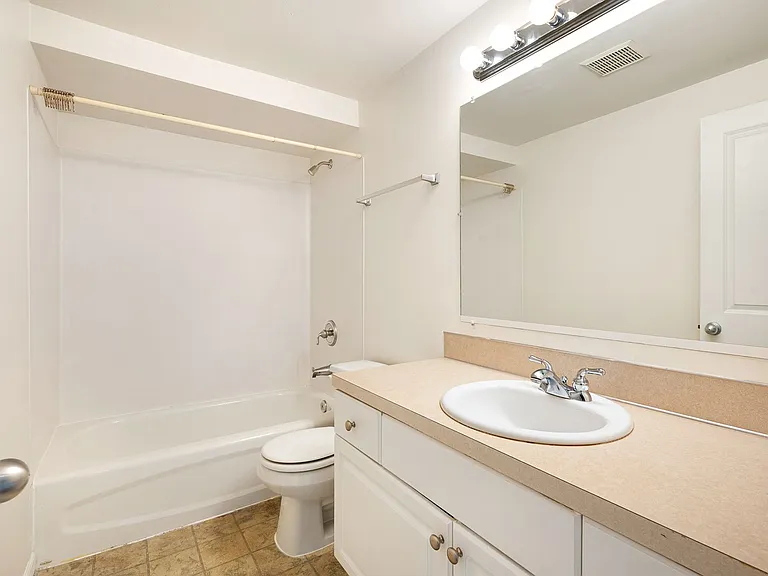 410 W Barrett St — Photo 7