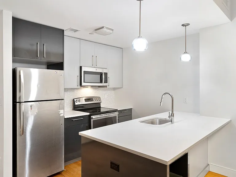2727 Henry Hudson Pkwy W #303 — Photo 2