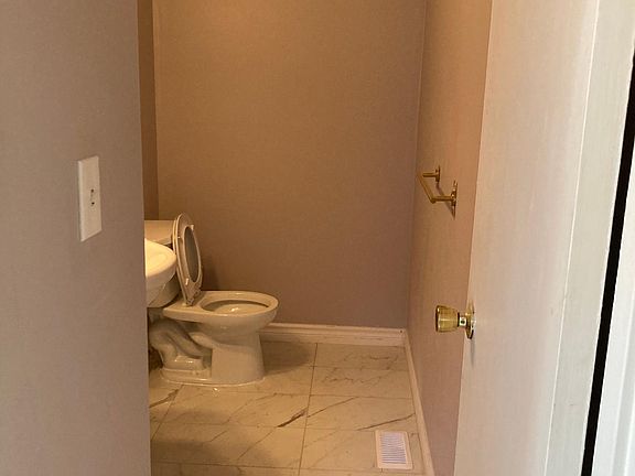 5th image of 3042 Erindale Cres
