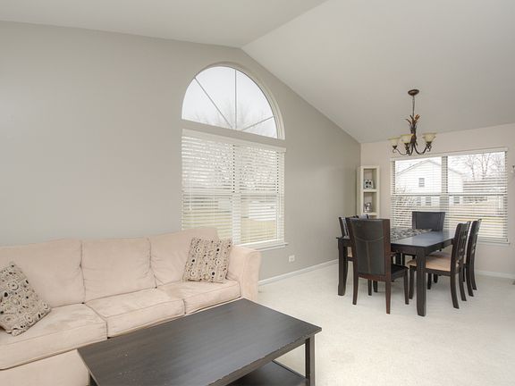 5th image of 1060 Woodlake Dr