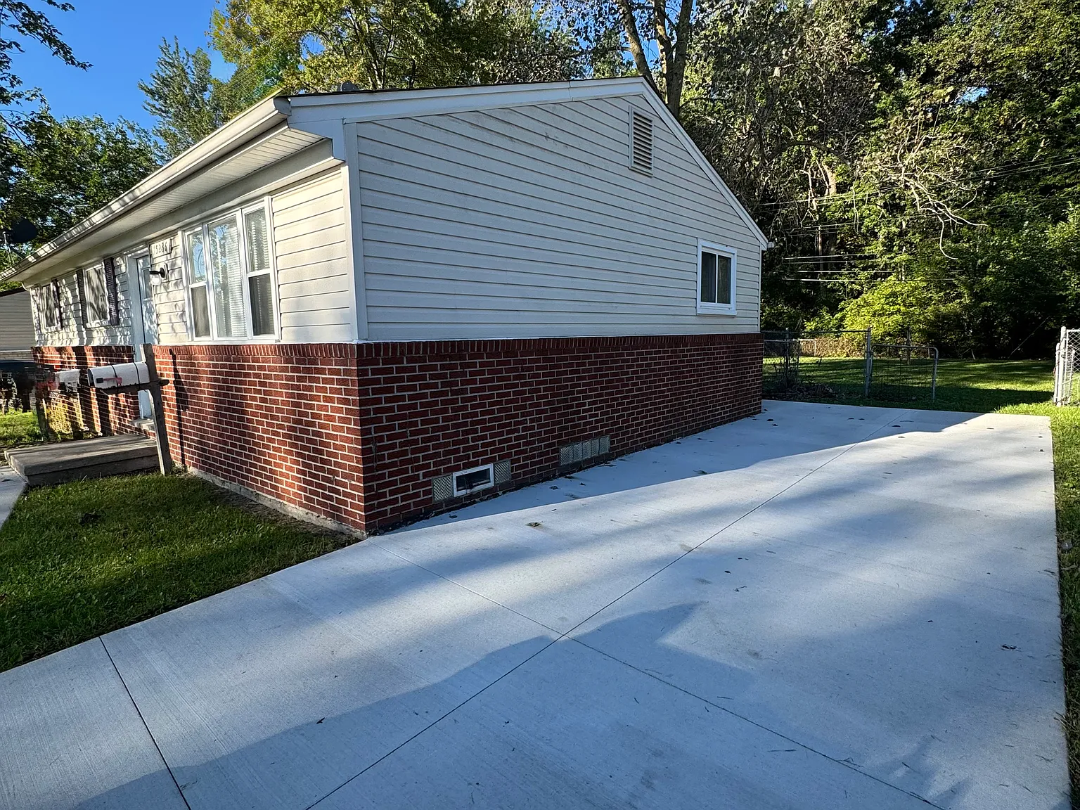3 bed, 1.5 bath, 960 sqft, $1,650 — Photo 2