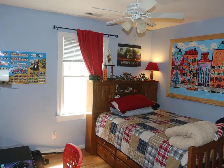 2nd bedroom