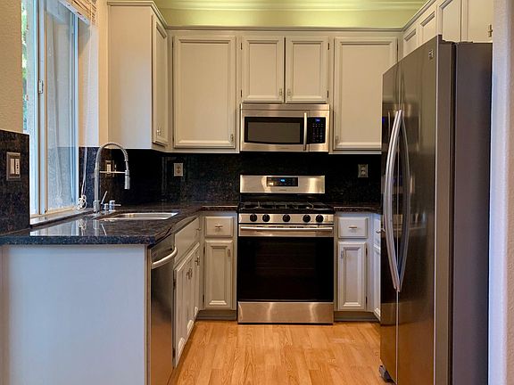 3rd image of 379 Oleander Dr