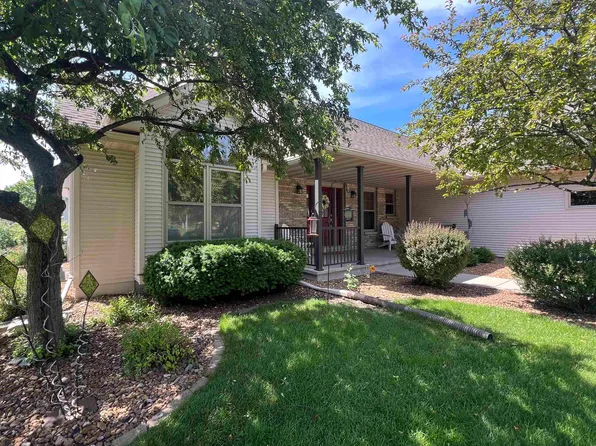 1102 Carriage Cir, Fond Du Lac, WI 54935