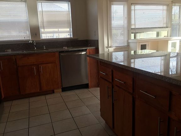 3rd image of 1533 E Florida St