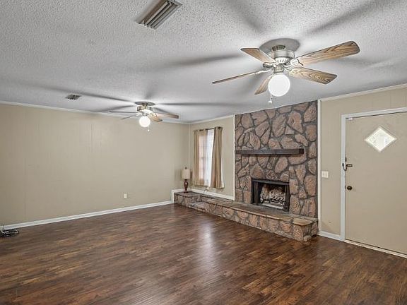 3rd image of 905 Eastwood Dr