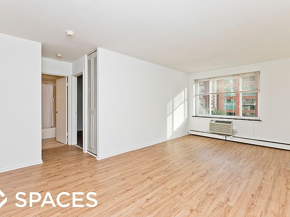 3rd image of 516 W Melrose St APT 202