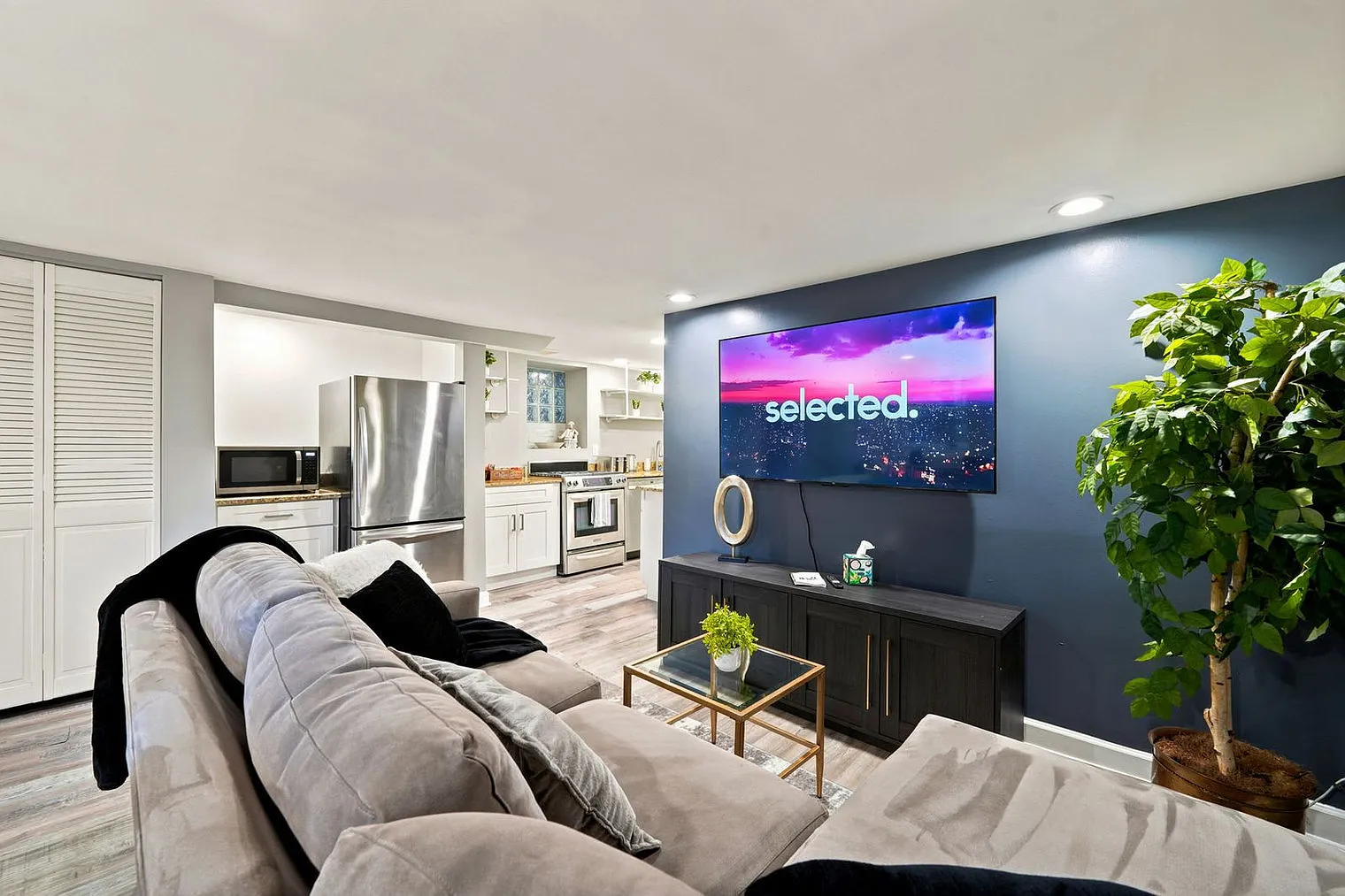 2 bed, 1.0 bath, 990 sqft, $3,675 — Photo 2