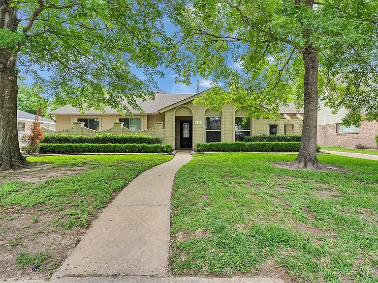 2811 Quincannon Ln — Photo 1