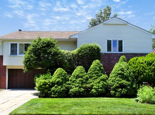 899 Hewlett Dr, Valley Stream, NY 11581