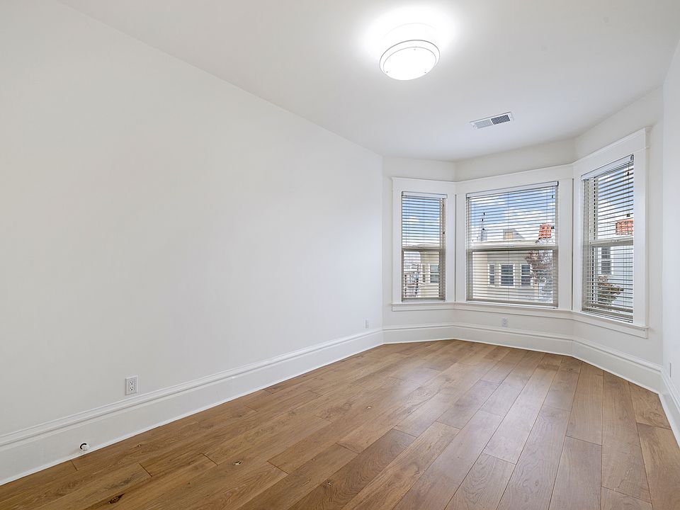Living room (unfurnished)
