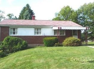 880 Colonial Manor Rd, North Huntingdon, PA 15642