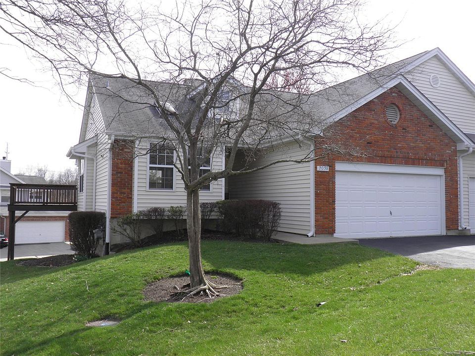 End unit Villa on a large corner lot