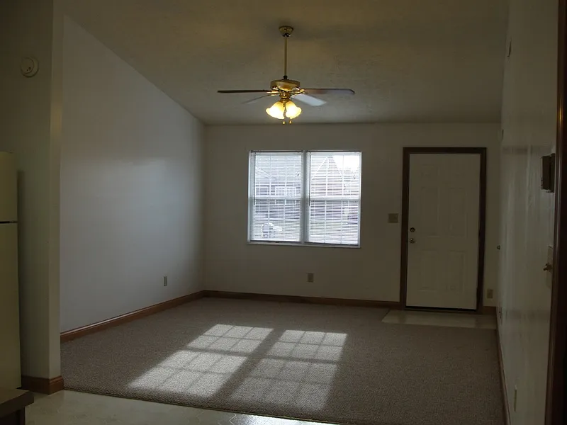 2 bed, 1000 sqft, $1,095 — Photo 2
