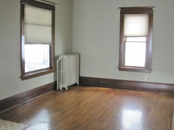 4th image of 992 5th St E