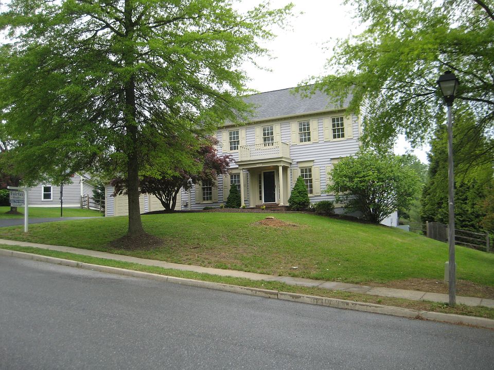 BEAUTIFUL 3 LEVEL COLONIAL