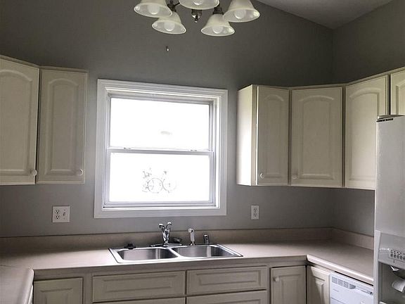 4th image of 55 Evelyn St