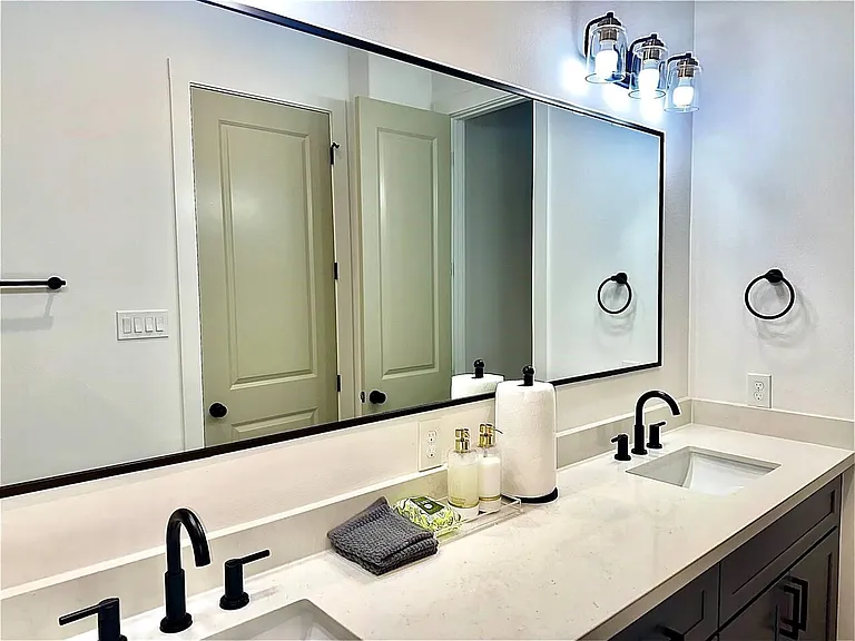 2339 Eagle St — Photo 11