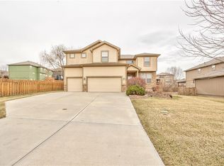898 Clearview Dr, Lansing, KS 66043
