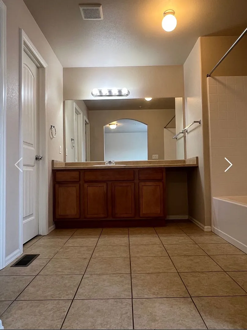 Townhome close to Powers Corridor — Photo 2