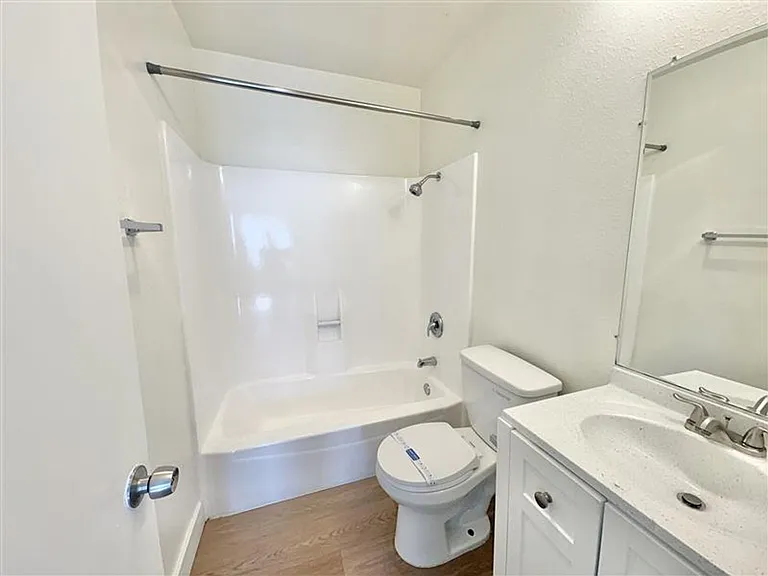 Baylor Apartments - 7531 — Photo 16