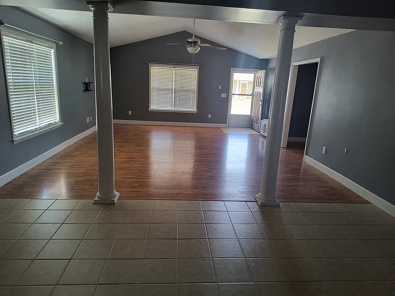 404 Elsmore Dr — Photo 7