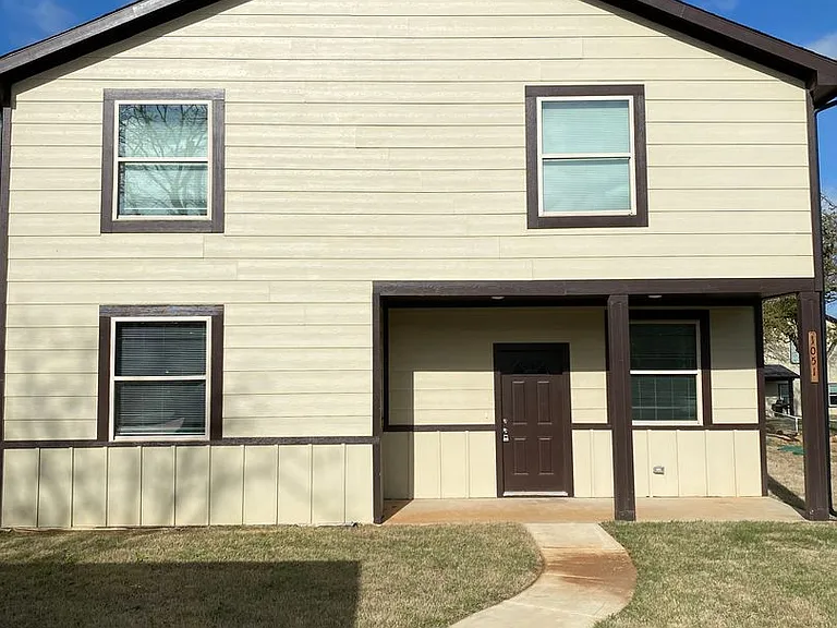 1051 Deer Ln — Photo 2
