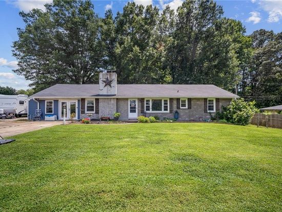 1271 Country Ln, Winston Salem, NC 27107
