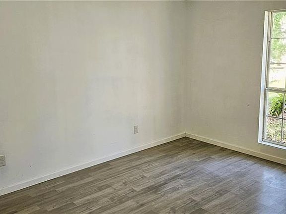 5th image of 8825 Hunters Pointe Dr S