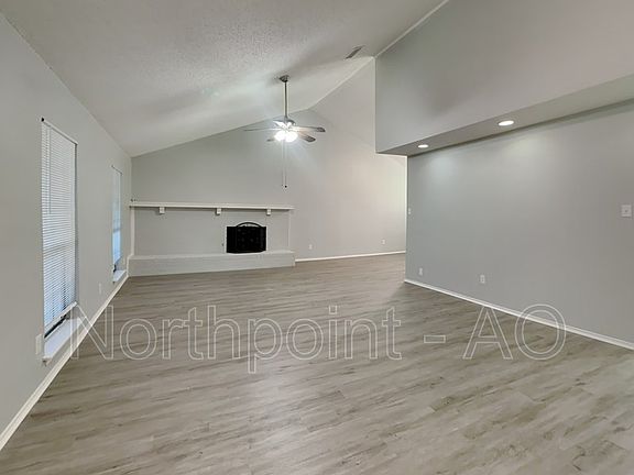 4th image of 1412 Yorkshire Dr