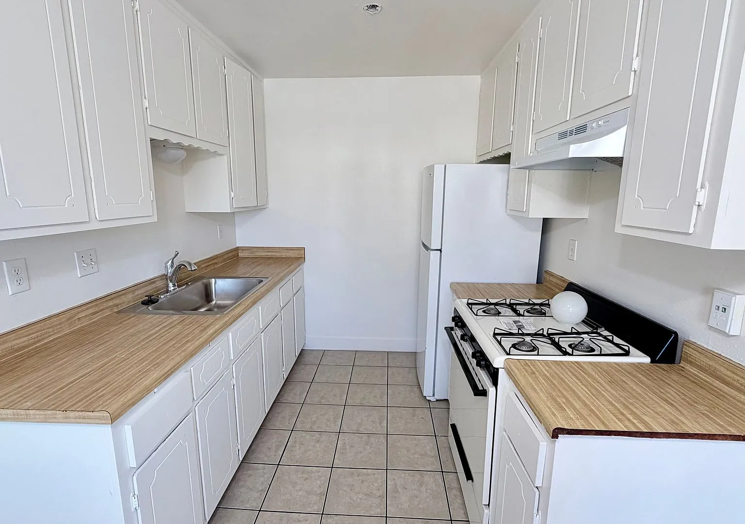 Spacious 2 Bed / 1 Bath Apartment in Imperial Beach One Assigned Parking Included — Photo 4