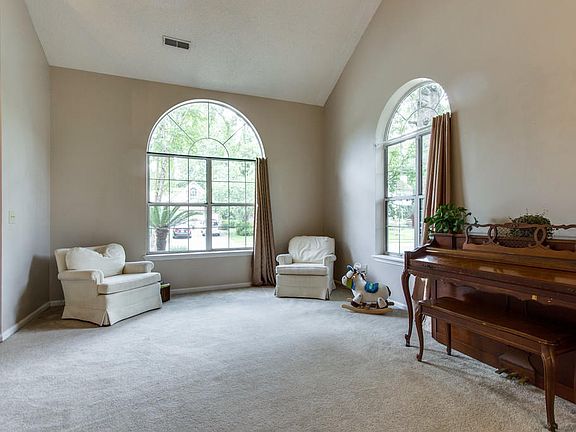 3rd image of 205 Essex Dr