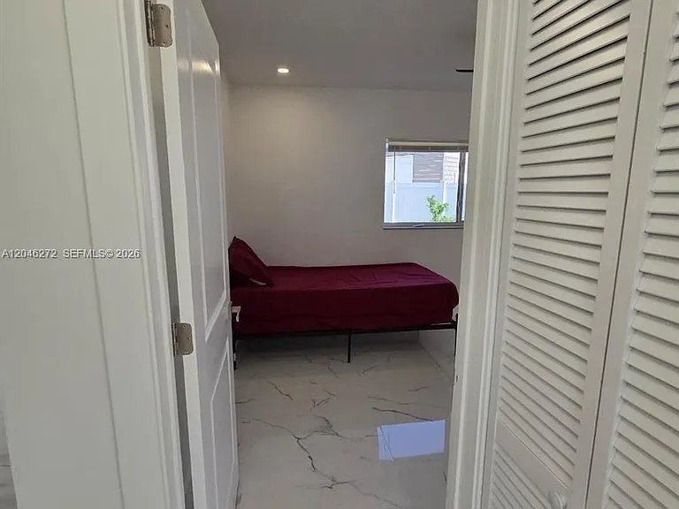 305 SE Airoso Blvd — Photo 35