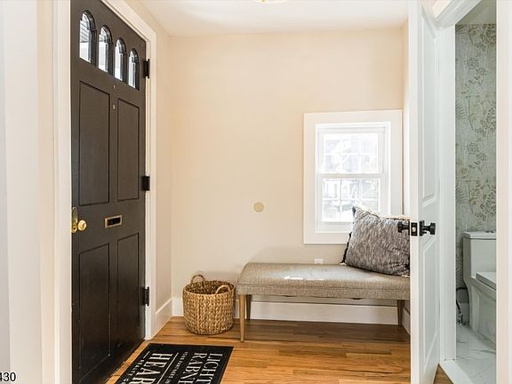 5th image of 27 Oakridge Rd