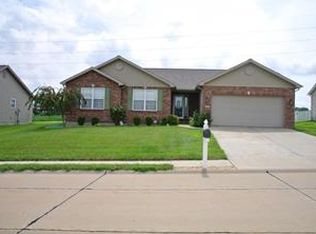 512 Bluff Meadows Dr, Valmeyer, IL 62295