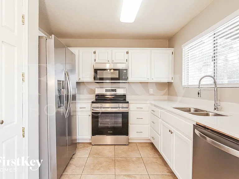 21036 N 34th Dr — Photo 3