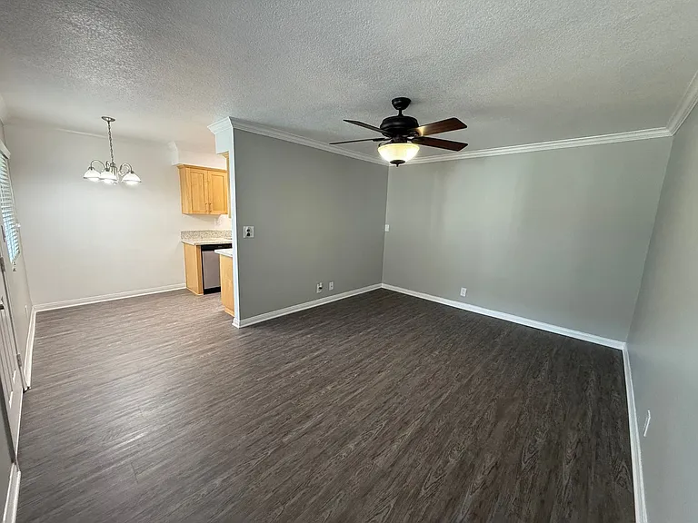 Four Seasons Apartments — Photo 29