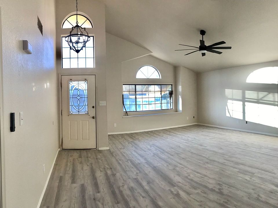 1st image of 2932 Country Club Dr