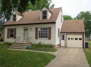 512 33rd St NE, Cedar Rapids, IA 52402