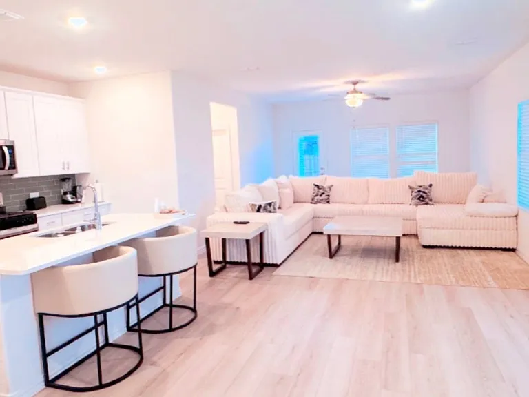 514 Clover Creek Dr — Photo 4