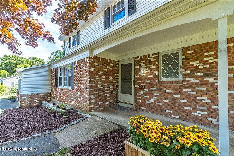 4th image of 33 N Hill Drive