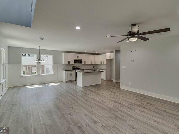 5th image of 2389 Highpoint Rd