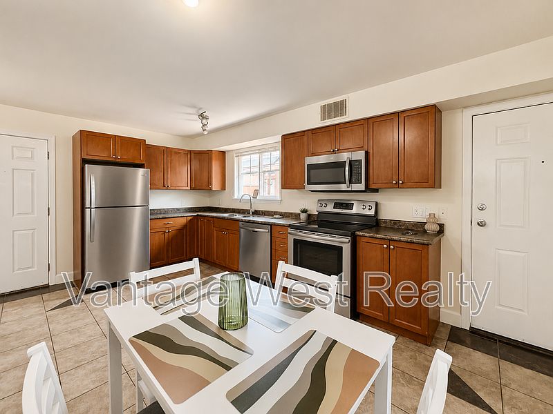 1st image of 578B Cadder Ave